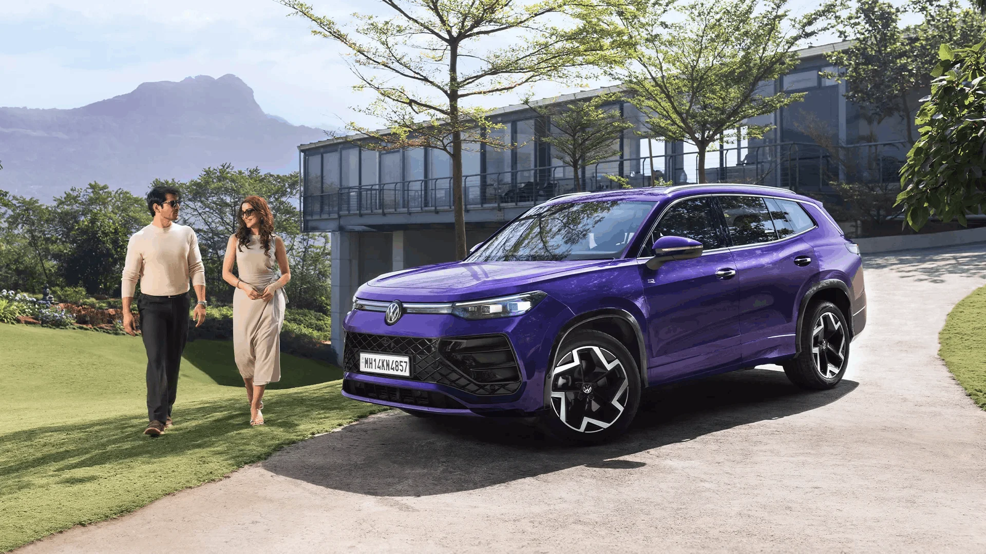 Volkswagen Tayron R-Line SUV with performance styling hero banner